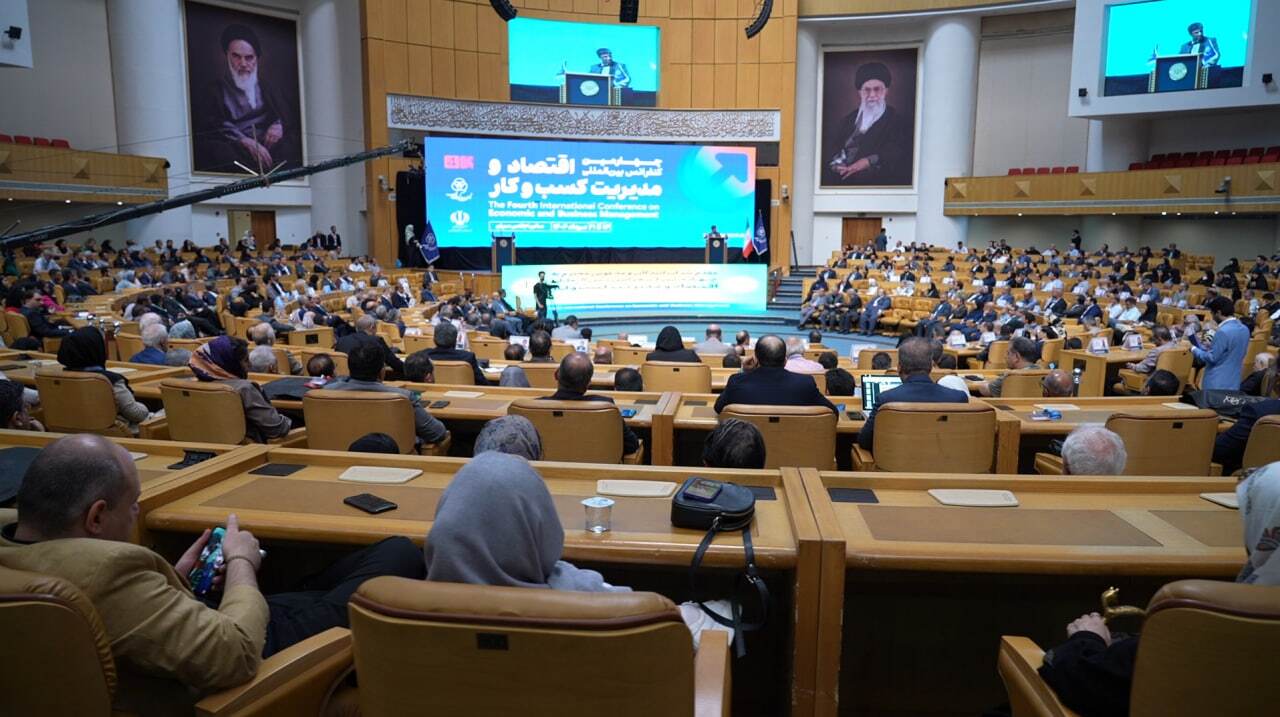 اعطای نخستین نشان ملی مدیریت کسب‌وکار کشور در حکمرانی اقتصادی به دکتر محمد شریعتمداری