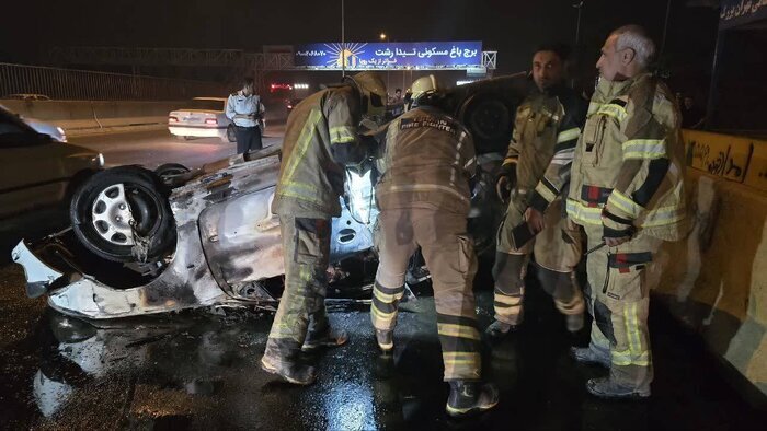 آتش‌سوزی پژو ۲۰۶ در جاده تهران - قم +عکس