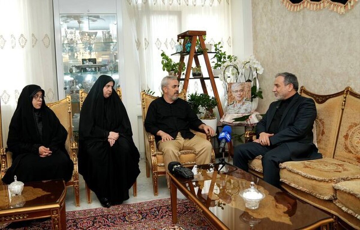 دیدار عراقچی با خانواده شهید باقری + تصاویر