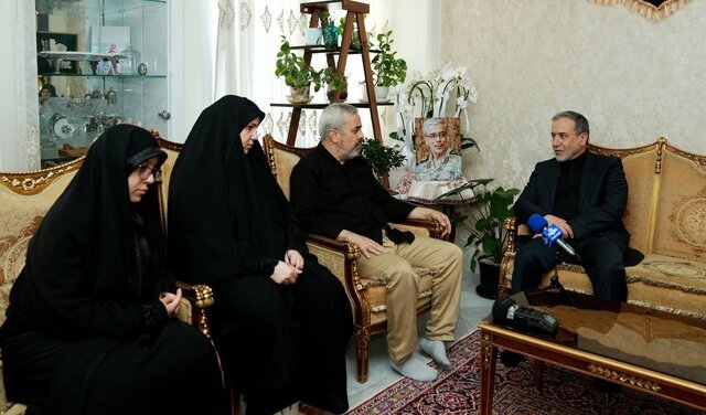 دیدار عراقچی با خانواده شهید باقری + تصاویر
