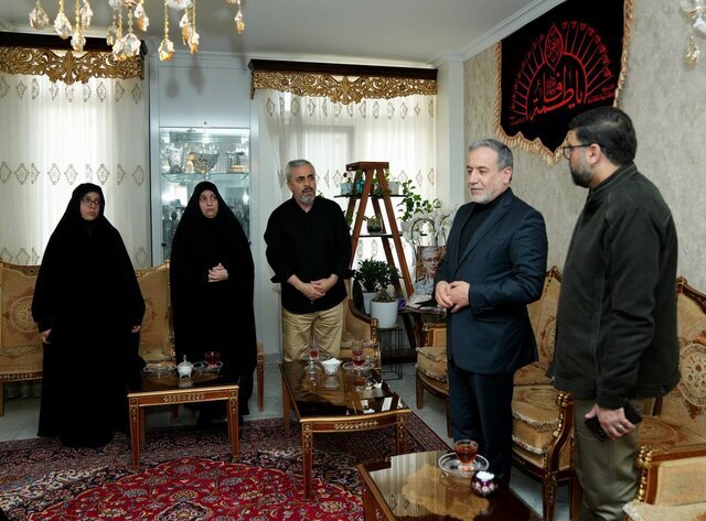 دیدار عراقچی با خانواده شهید باقری + تصاویر