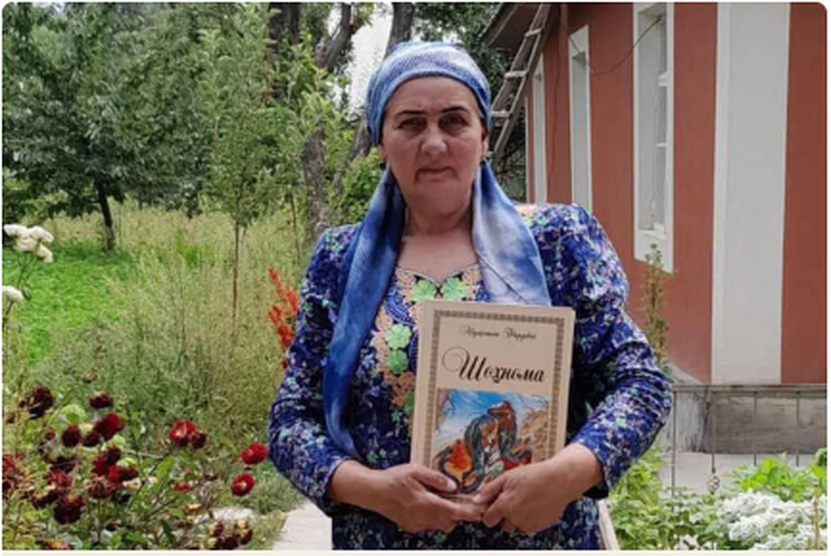 توزیع رایگان شاهنامه فردوسی بین خانواده‌های تاجیکستان + عکس