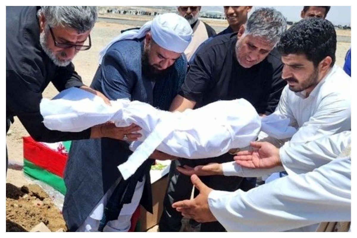 تصاویر تکان دهنده از خاکسپاری پیکر نوزاد شهید در زاهدان+ عکس تصاویر تکان دهنده از خاکسپاری پیکر نوزاد شهید در زاهدان+ عکس