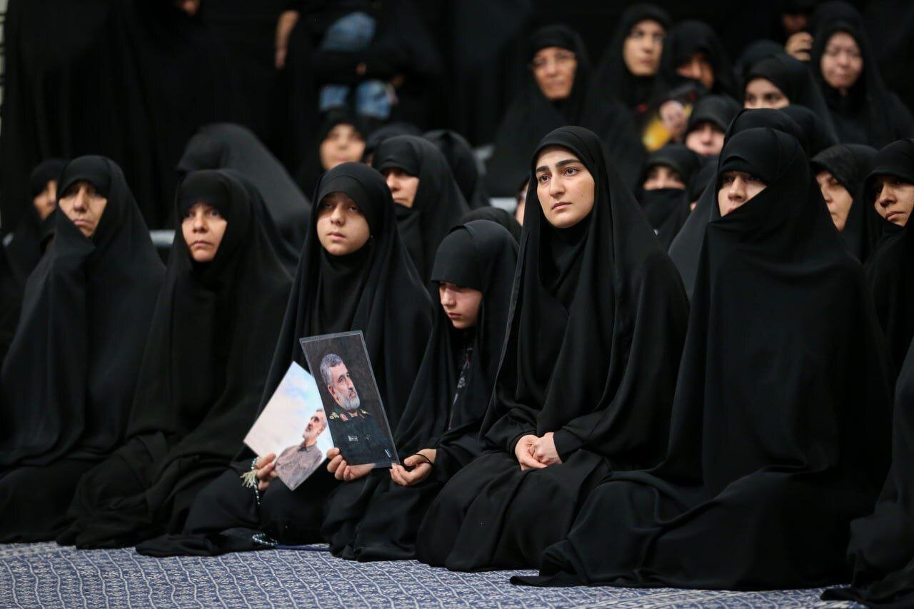 دختران قاسم سلیمانی دیدار با رهبر انقلاب را از دست ندادند + عکس