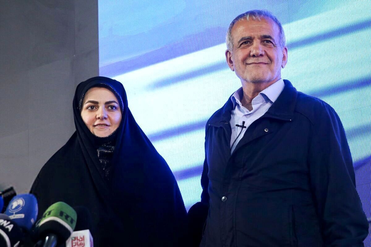 پزشکیان و دخترش میهمان ویژه مراسم رژه بزرگ