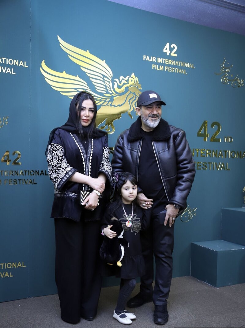 مهران غفوریان با همسر و دخترش در نشست خبری فیلم «آبی روشن» + عکس