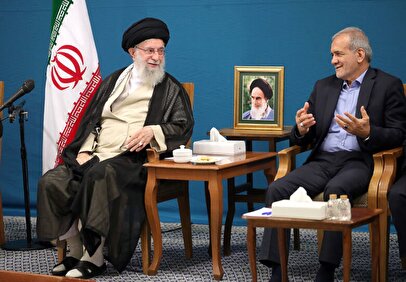گفتگوی خصوصی رهبر انقلاب با پزشکیان + عکس