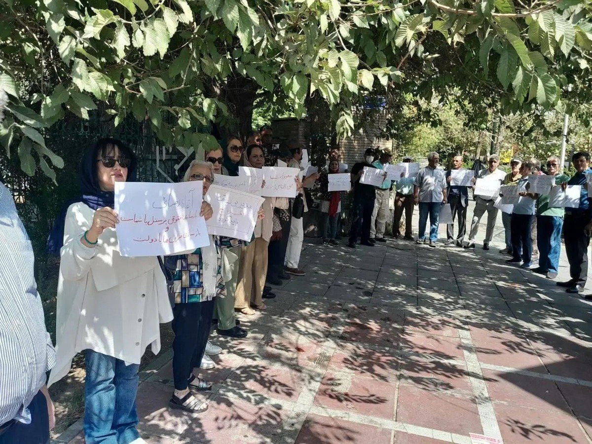 تجمع اعتراضی بازنشستگان/ حقوق ها افزایش یابد
