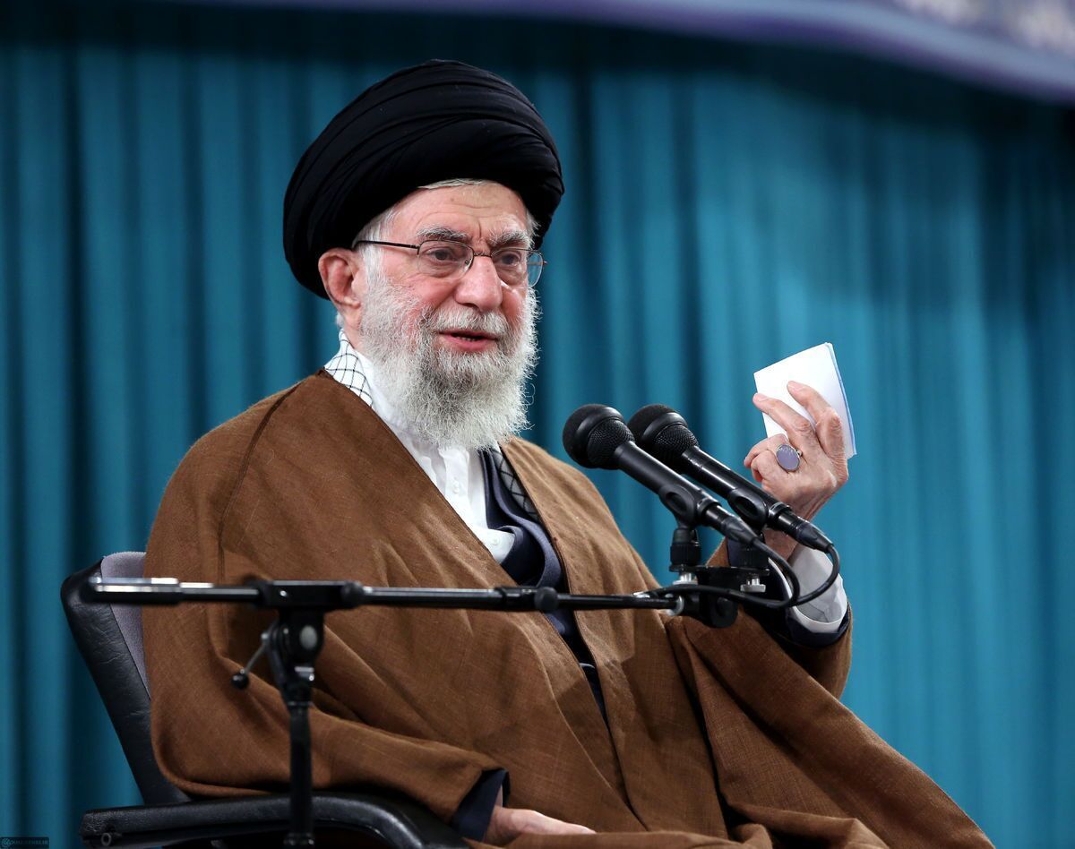 آیتالله خامنهای: یک روز پس از شروع حمله به ایران، در یک پایتخت اروپایی دور هم نشستند و پادشاه هم برای حکومت آینده تعیین کردند آیتالله خامنهای: یک روز پس از شروع حمله به ایران، در یک پایتخت اروپایی دور هم نشستند و پادشاه هم برای حکومت آینده تعیین کردند