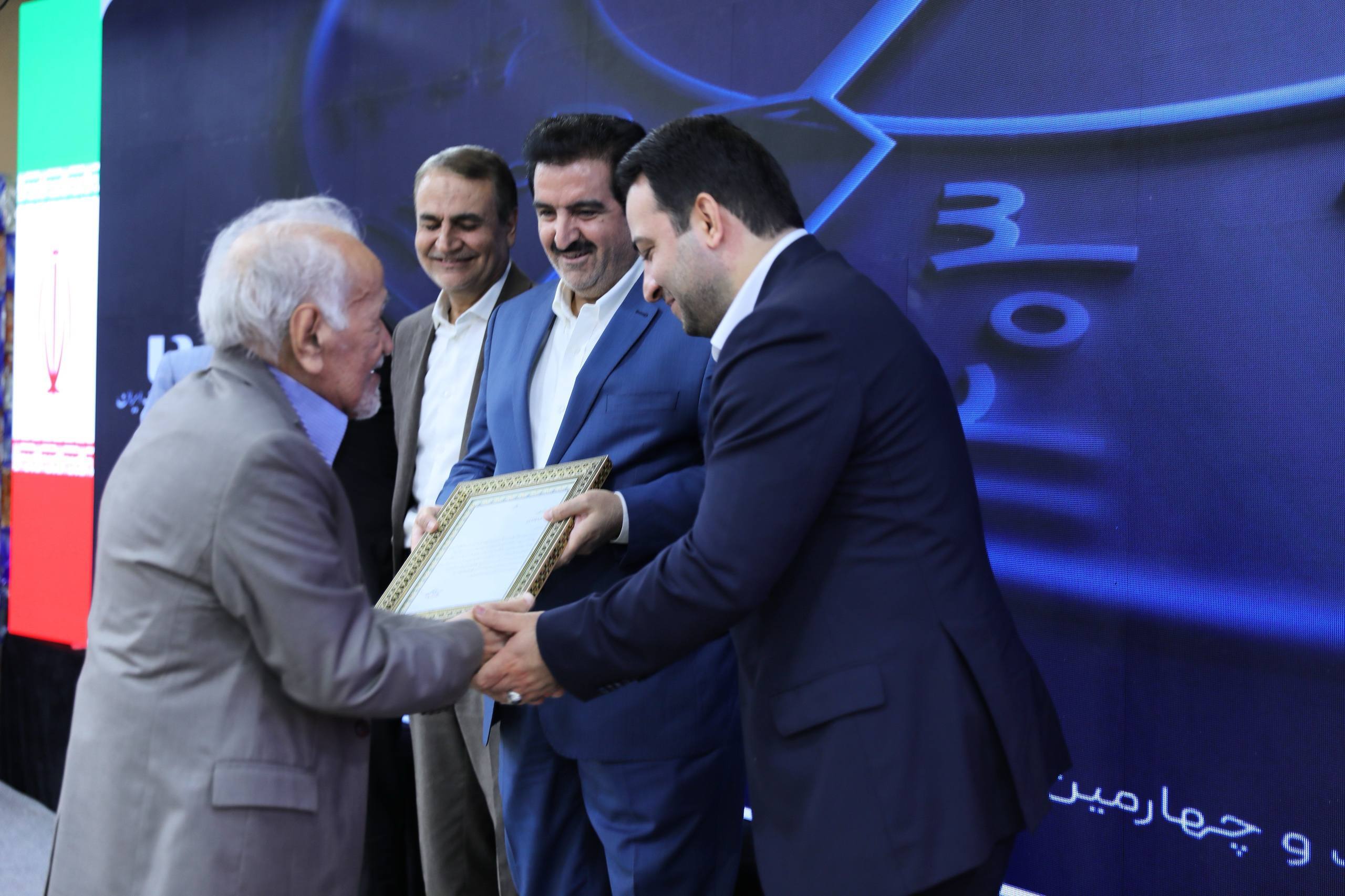نشست مدیران ادوار بانک صادرات ایران برگزار شد/ محسن سیفی: مهم‌ترین مسئولیت امروز، تداوم مسیر پرافتخار بانک صادرات ایران است