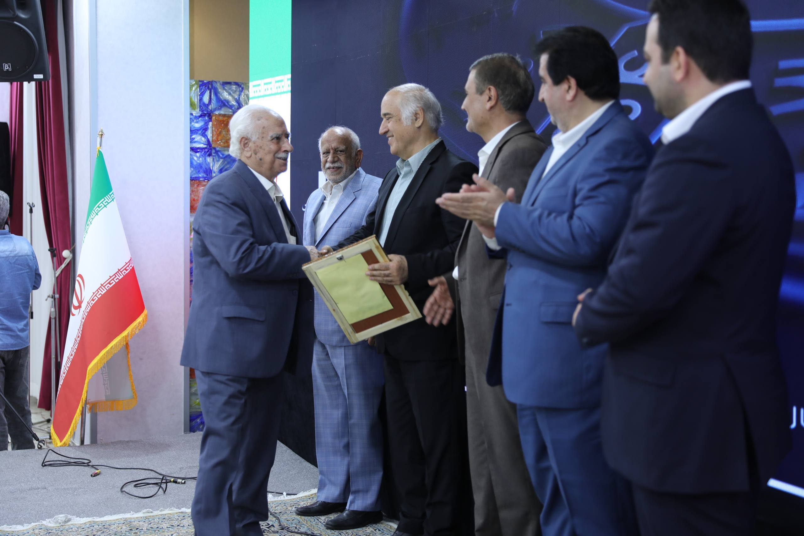 نشست مدیران ادوار بانک صادرات ایران برگزار شد/ محسن سیفی: مهم‌ترین مسئولیت امروز، تداوم مسیر پرافتخار بانک صادرات ایران است