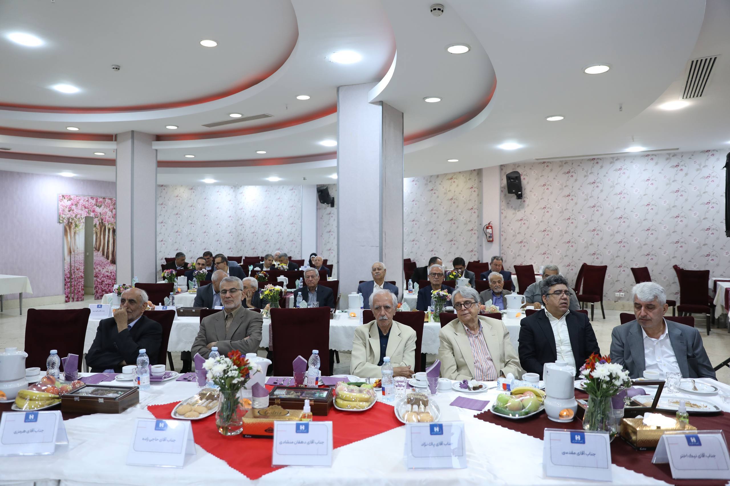 نشست مدیران ادوار بانک صادرات ایران برگزار شد/ محسن سیفی: مهم‌ترین مسئولیت امروز، تداوم مسیر پرافتخار بانک صادرات ایران است