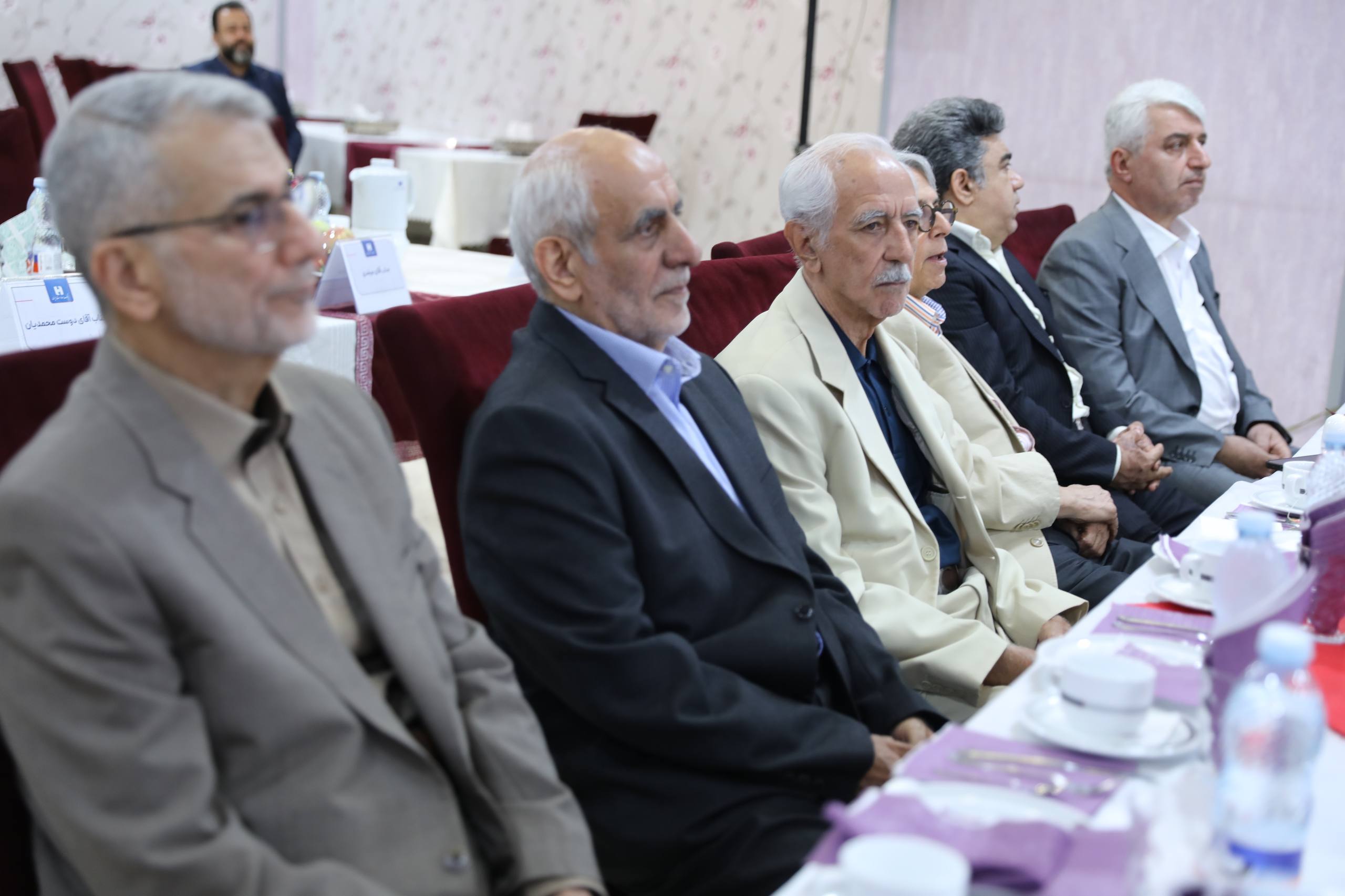 نشست مدیران ادوار بانک صادرات ایران برگزار شد/ محسن سیفی: مهم‌ترین مسئولیت امروز، تداوم مسیر پرافتخار بانک صادرات ایران است