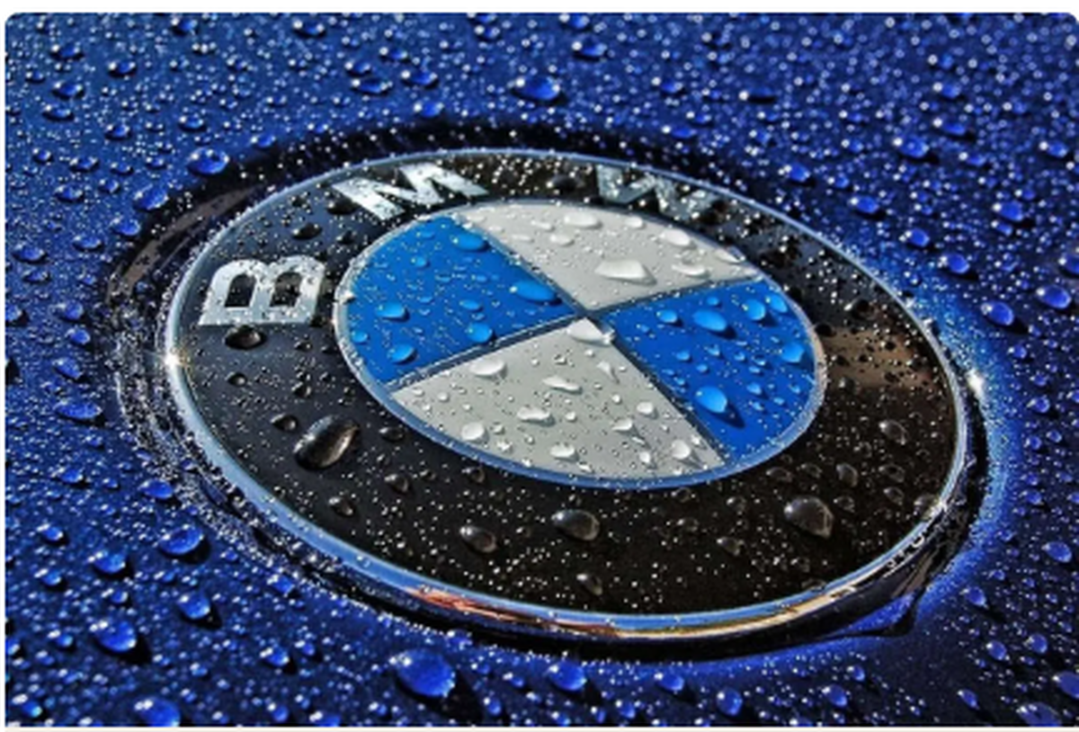 BMW از لوگوی جدید با طراحی ساده‌تر و مدرن‌تر رونمایی کرد+ عکس