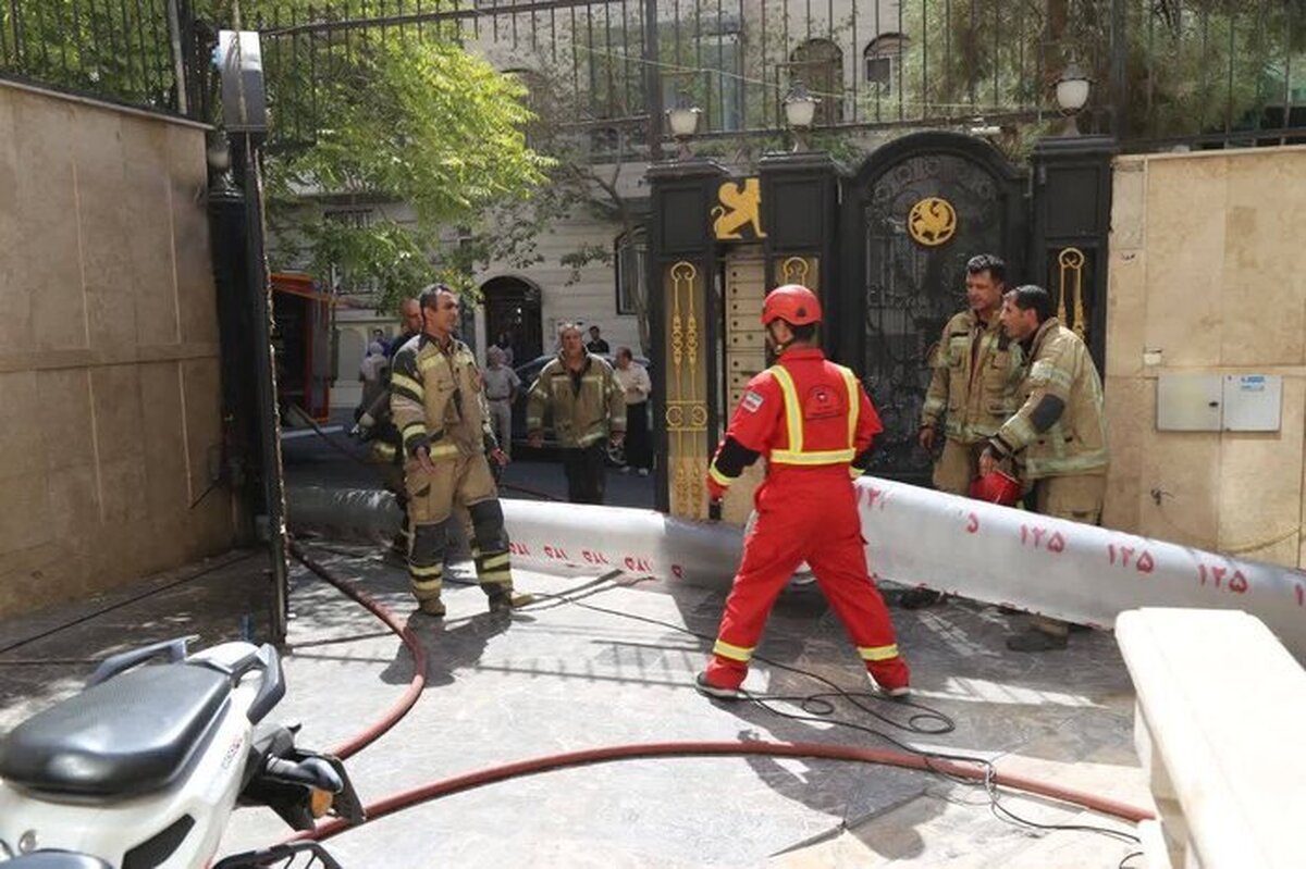 آتش‌سوزی مجتمع مسکونی در این منطقه/ ۱۸ نفر نجات یافتند