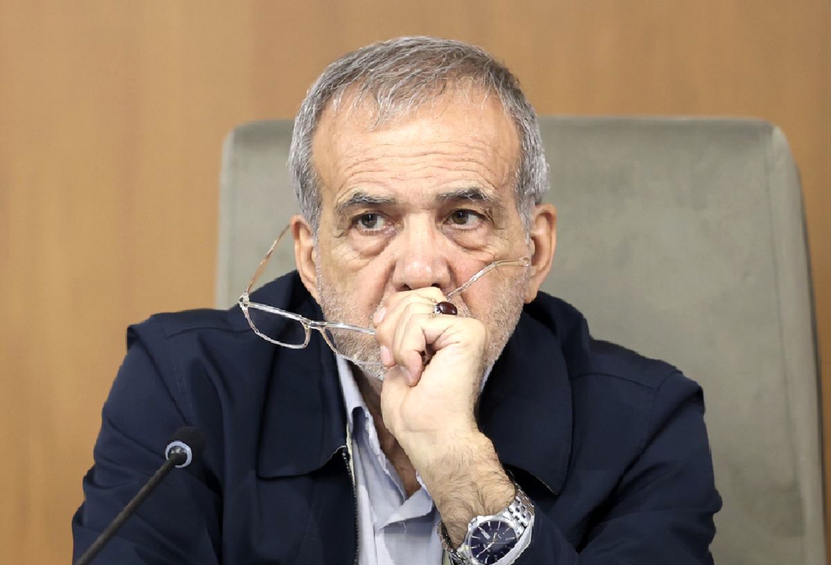 عکسی پربازدید از پزشکیان با پوششی متفاوت