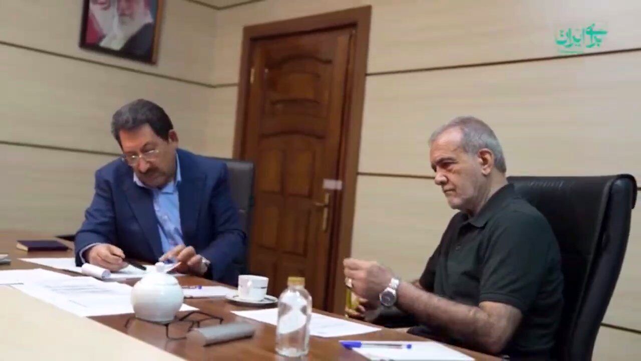 عکسی پربازدید از پزشکیان با پوششی متفاوت