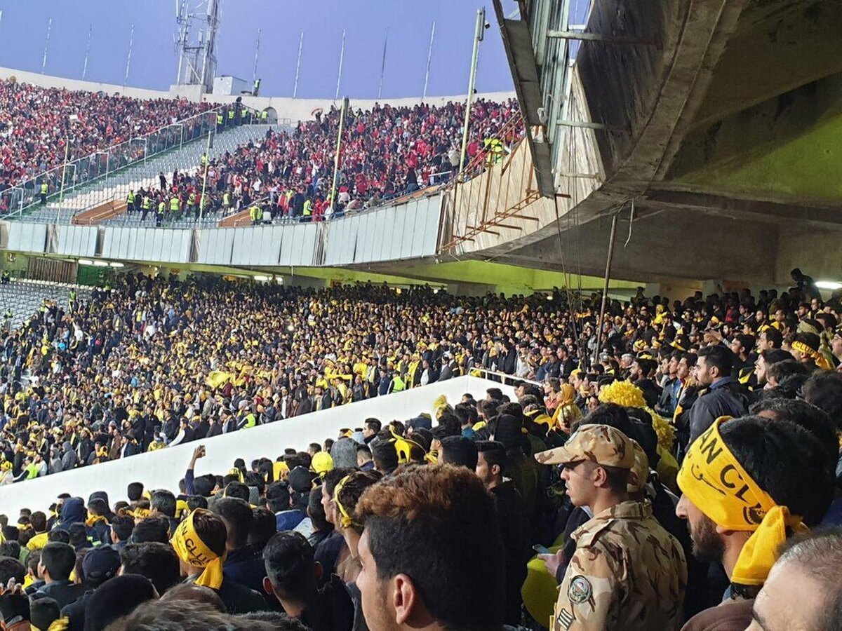 درگیری هواداران پرسپولیس و سپاهان پیش از بازی حساس / سر هوادار پرسپولیس را شکستند