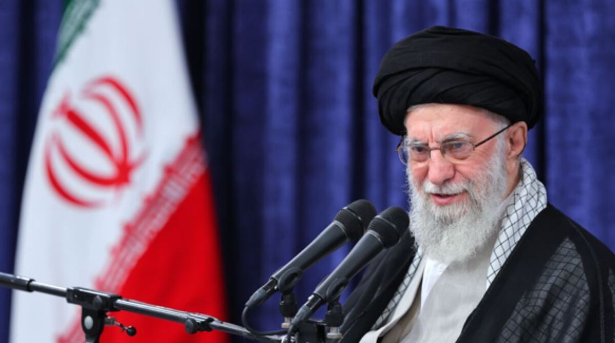 رهبر انقلاب: ۱۰ سال قبل قراردادی با آمریکایی‌ها بستیم، قرار بود تحریم‌ها را بردارند و پرونده ایران در آژانس هسته‌ای به شکل عادی دربیاید/ آن ۱۰ سال امروز تمام شده، تحریم‌ها برداشته نشد و مشکلات هسته‌ای کشور مضاعف شده/ این قول طرف آمریکایی است