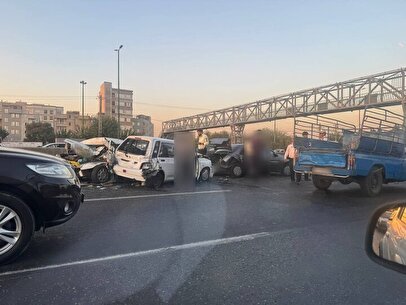 تصادف زنجیره‌ای و ترافیک سنگین در اتوبان آزادگان + تصویر