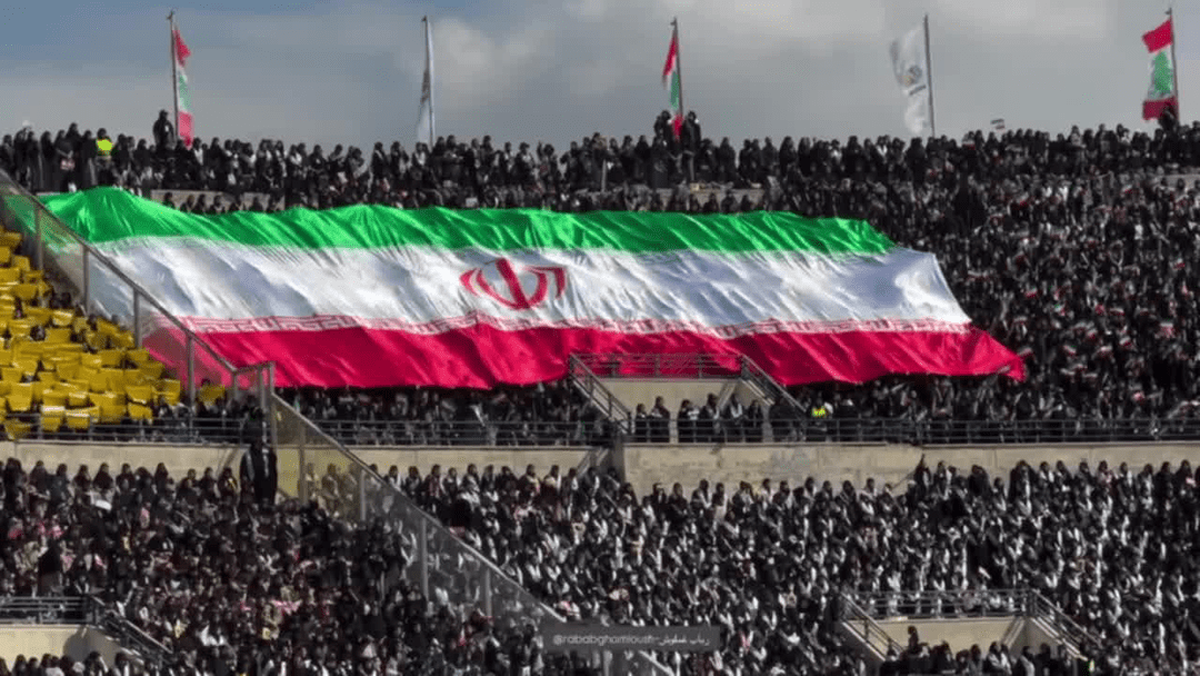 اهتزاز پرچم ایران در تجمع حامیان حزب‌الله لبنان در بیروت