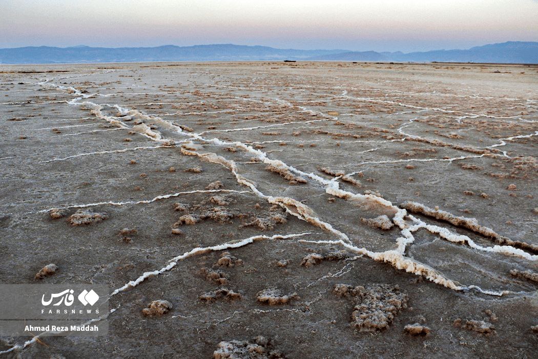 تصاویر تلخ از خشک شدن دریاچۀ مهارلو + تصاویر