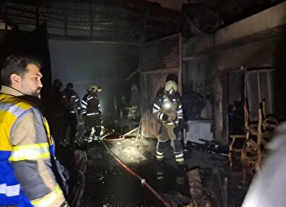 آتش‌سوزی هولناک یک کارگاه مبل‌سازی / شدن حرارت سقف را نابود کرد + تصاویر