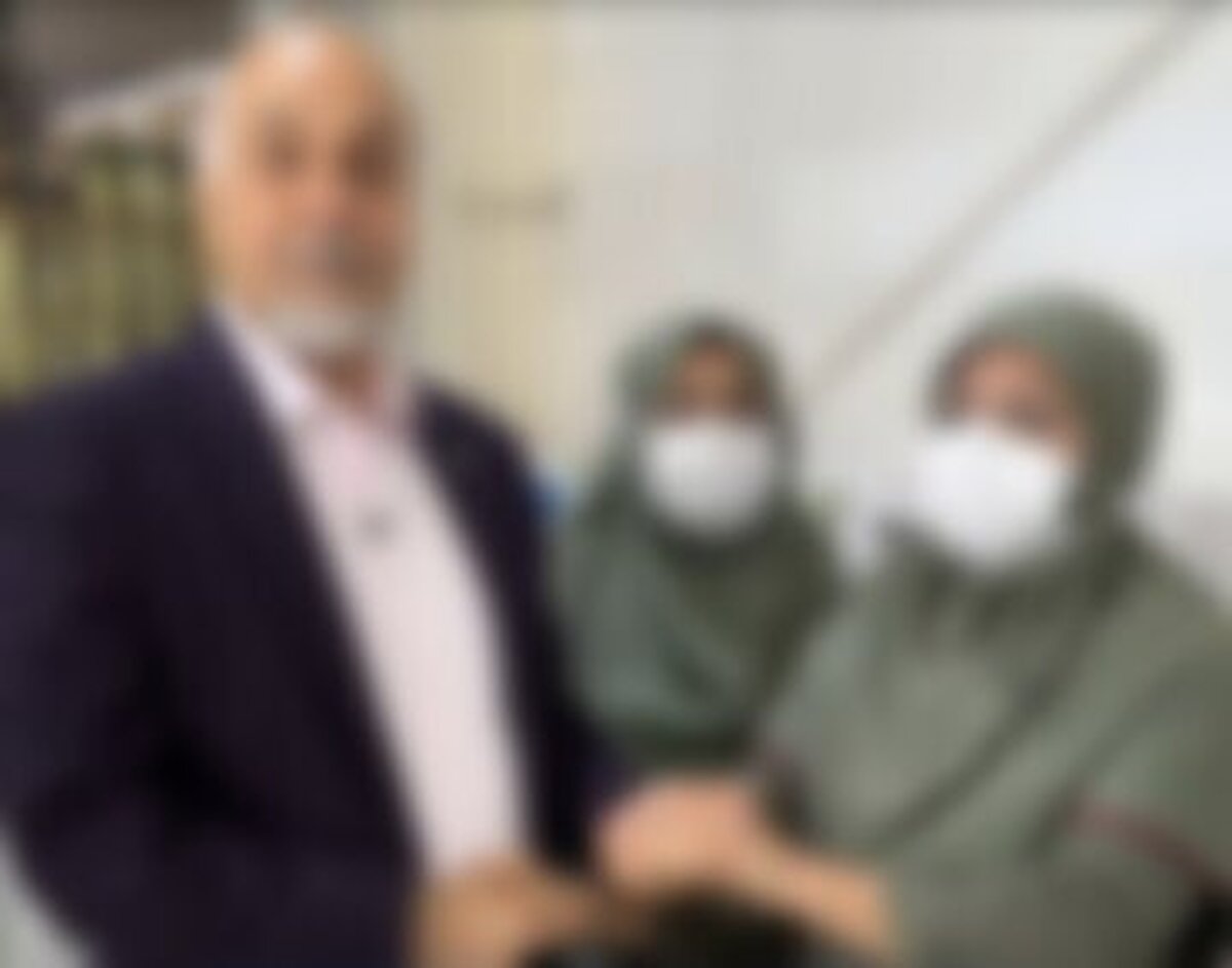 جنجال اقدام نامتعارف آقای رئیس/ بوسه بر دست کارگر زن، کار دست کارفرما داد جنجال اقدام نامتعارف آقای رئیس/ بوسه بر دست کارگر زن، کار دست کارفرما داد