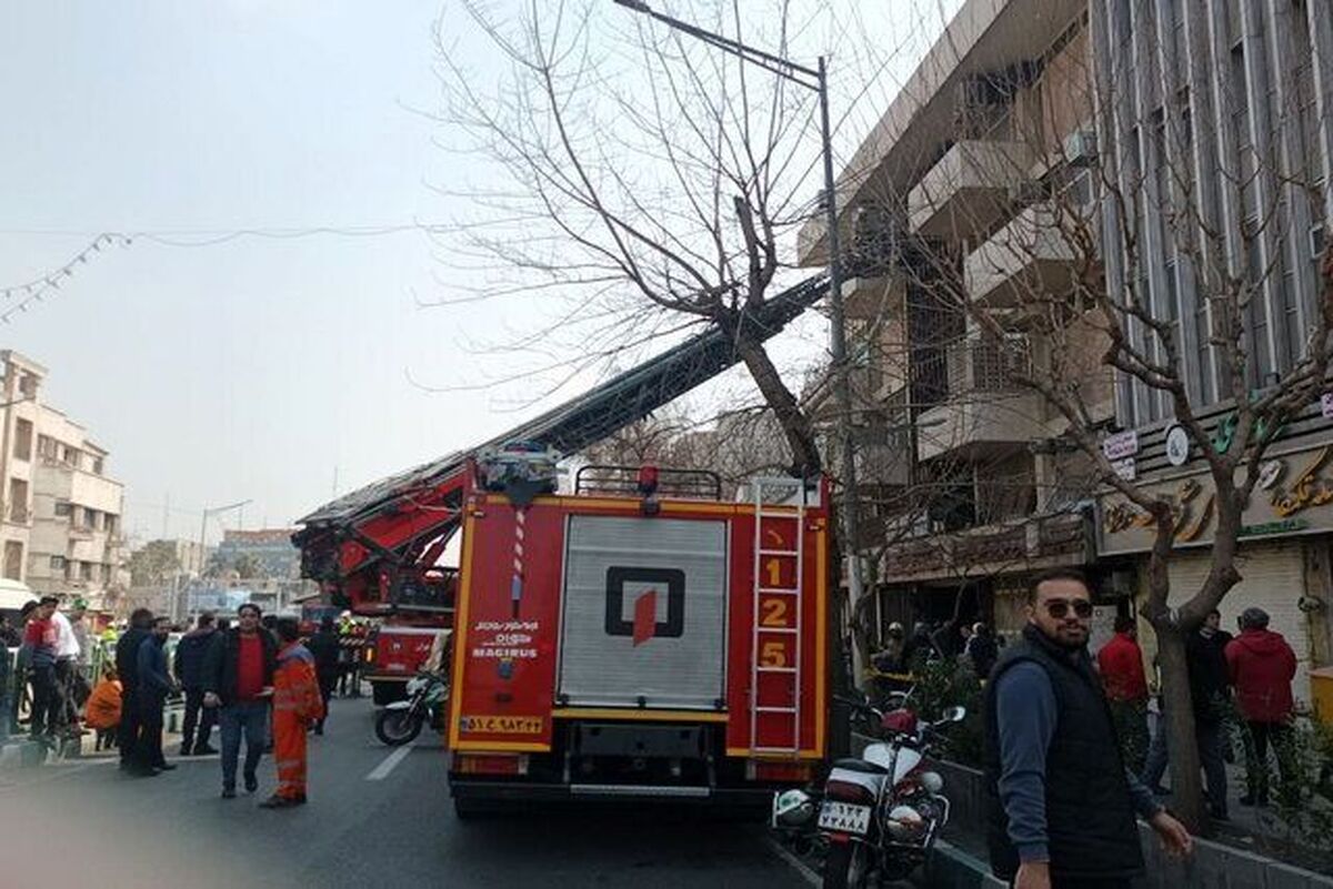 آتشسوزی در ساختمان متروکه خیابان انقلاب آتشسوزی در ساختمان متروکه خیابان انقلاب
