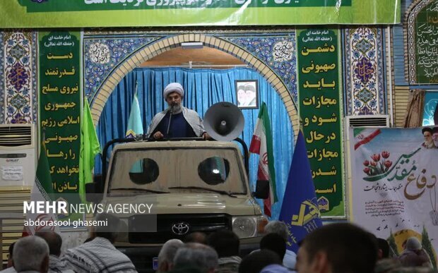 حضور یک روحانی در نماز جمعه  با لندکروز + عکس
