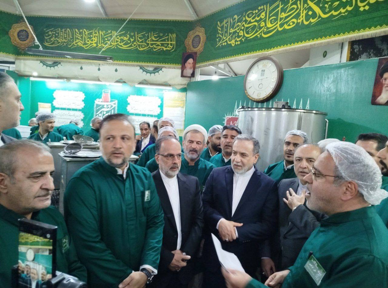 حرکت خاص عراقچی در حرم امام رضا (ع)! + عکس