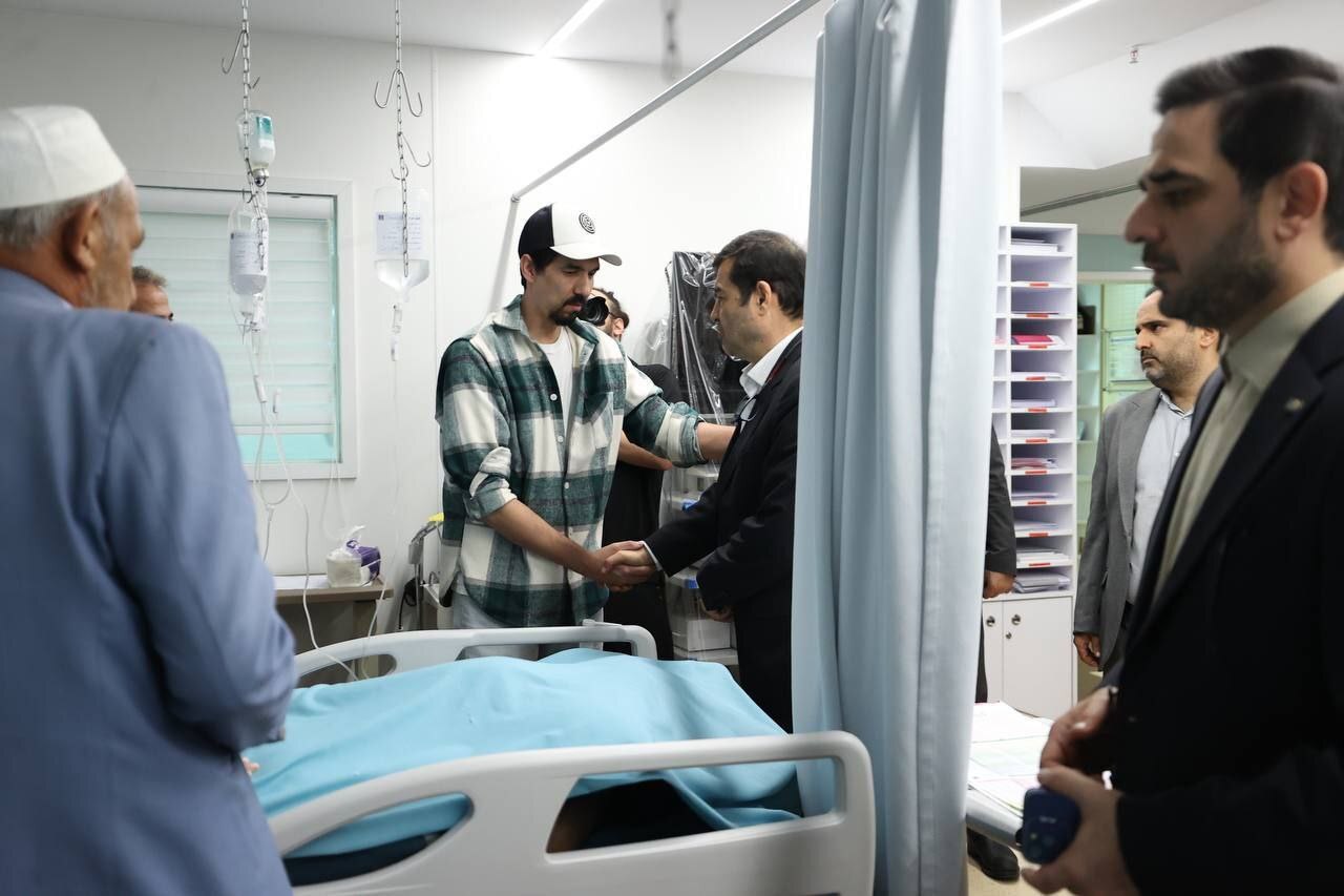 عیادت وزیر ورزش از صابر کاظمی + تصاویر