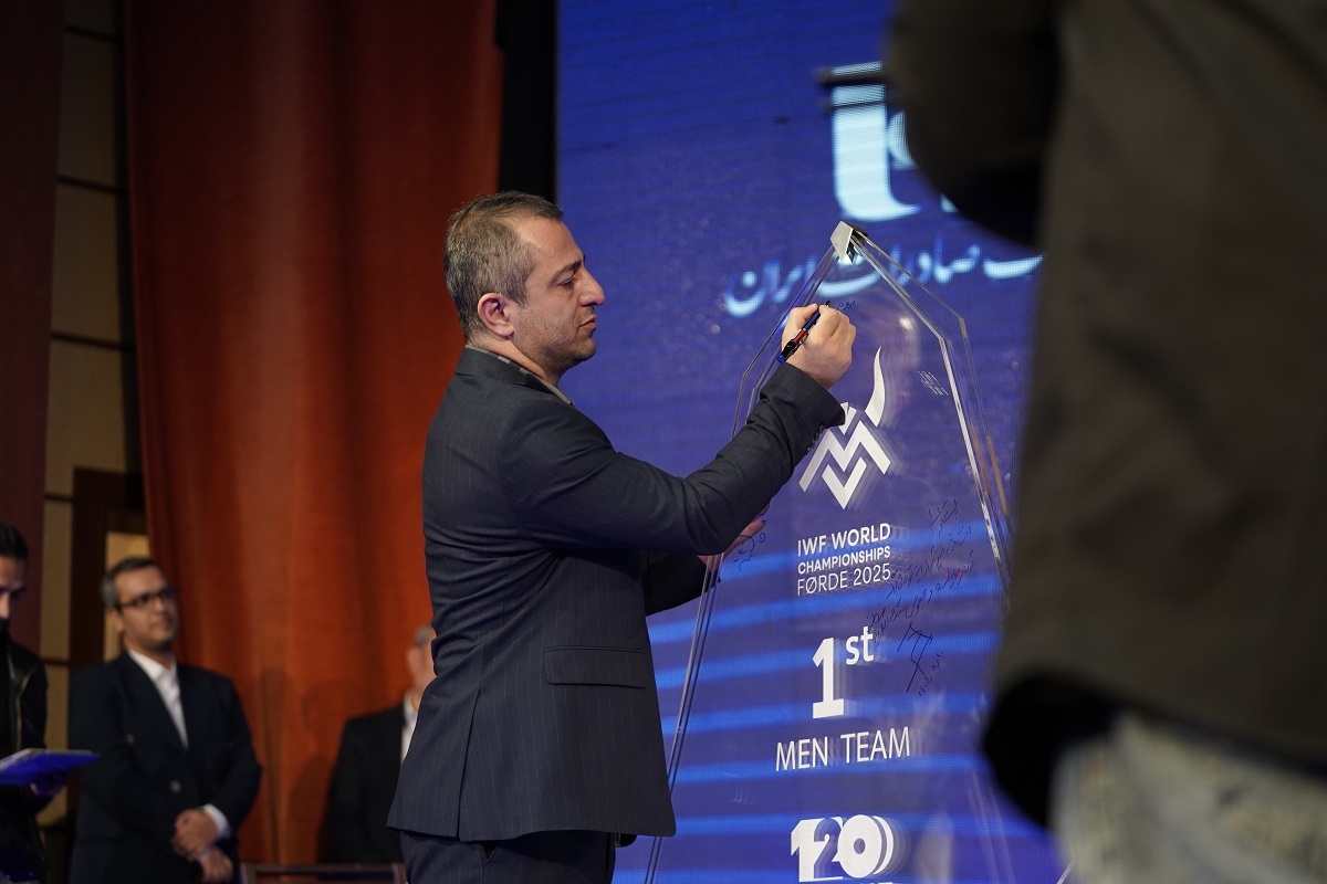 تجلیل از قهرمانان تیم ملی وزنهبرداری در آیین ویژه بانک صادرات ایران / تأکید بر تداوم حمایت از قهرمانی، رفتار پهلوانی و اخلاق ورزشی تجلیل از قهرمانان تیم ملی وزنهبرداری در آیین ویژه بانک صادرات ایران / تأکید بر تداوم حمایت از قهرمانی، رفتار پهلوانی و اخلاق ورزشی