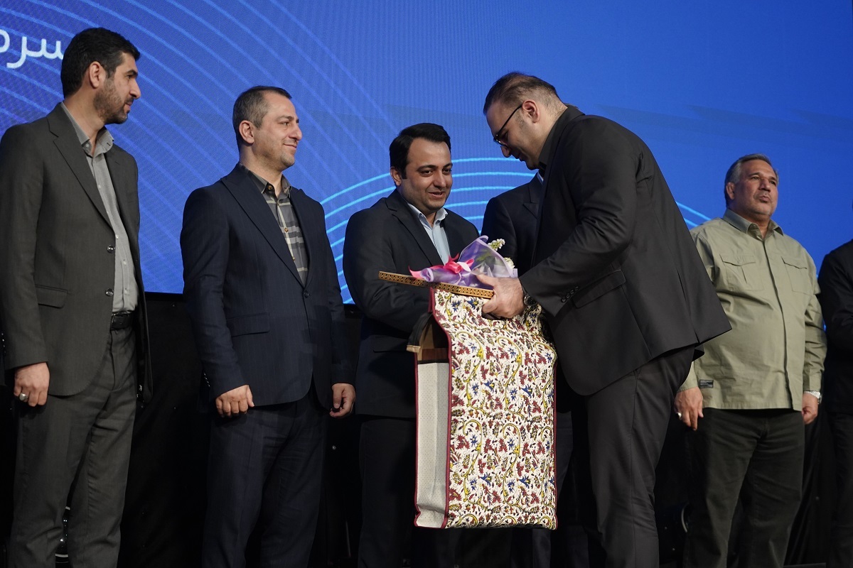 تجلیل از قهرمانان تیم ملی وزنهبرداری در آیین ویژه بانک صادرات ایران / تأکید بر تداوم حمایت از قهرمانی، رفتار پهلوانی و اخلاق ورزشی تجلیل از قهرمانان تیم ملی وزنهبرداری در آیین ویژه بانک صادرات ایران / تأکید بر تداوم حمایت از قهرمانی، رفتار پهلوانی و اخلاق ورزشی