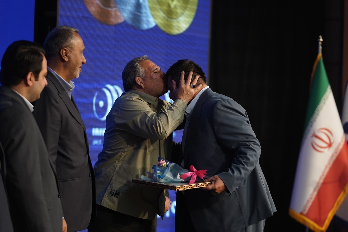 تجلیل از قهرمانان تیم ملی وزنهبرداری در آیین ویژه بانک صادرات ایران / تأکید بر تداوم حمایت از قهرمانی، رفتار پهلوانی و اخلاق ورزشی تجلیل از قهرمانان تیم ملی وزنهبرداری در آیین ویژه بانک صادرات ایران / تأکید بر تداوم حمایت از قهرمانی، رفتار پهلوانی و اخلاق ورزشی