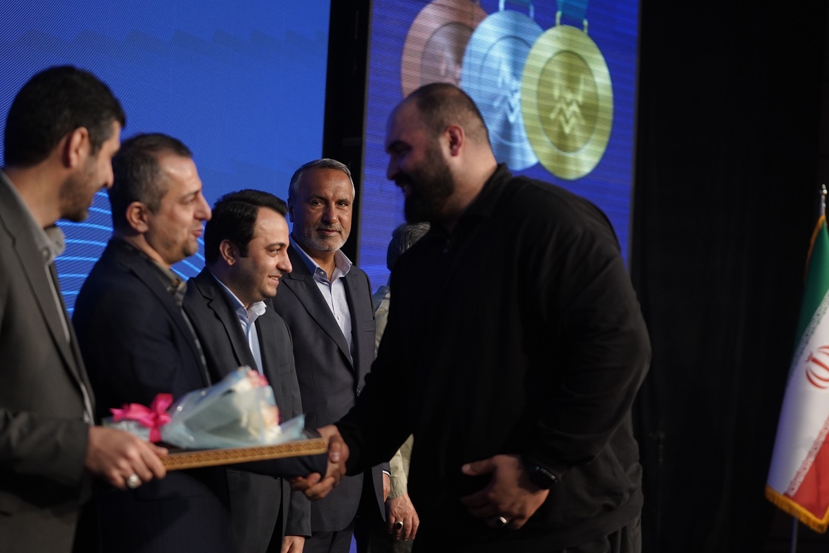 تجلیل از قهرمانان تیم ملی وزنهبرداری در آیین ویژه بانک صادرات ایران / تأکید بر تداوم حمایت از قهرمانی، رفتار پهلوانی و اخلاق ورزشی تجلیل از قهرمانان تیم ملی وزنهبرداری در آیین ویژه بانک صادرات ایران / تأکید بر تداوم حمایت از قهرمانی، رفتار پهلوانی و اخلاق ورزشی