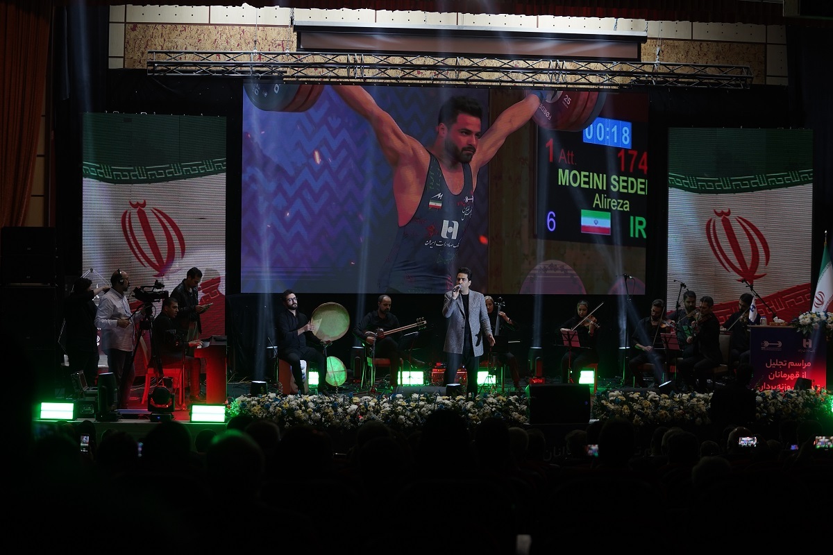 تجلیل از قهرمانان تیم ملی وزنهبرداری در آیین ویژه بانک صادرات ایران / تأکید بر تداوم حمایت از قهرمانی، رفتار پهلوانی و اخلاق ورزشی تجلیل از قهرمانان تیم ملی وزنهبرداری در آیین ویژه بانک صادرات ایران / تأکید بر تداوم حمایت از قهرمانی، رفتار پهلوانی و اخلاق ورزشی