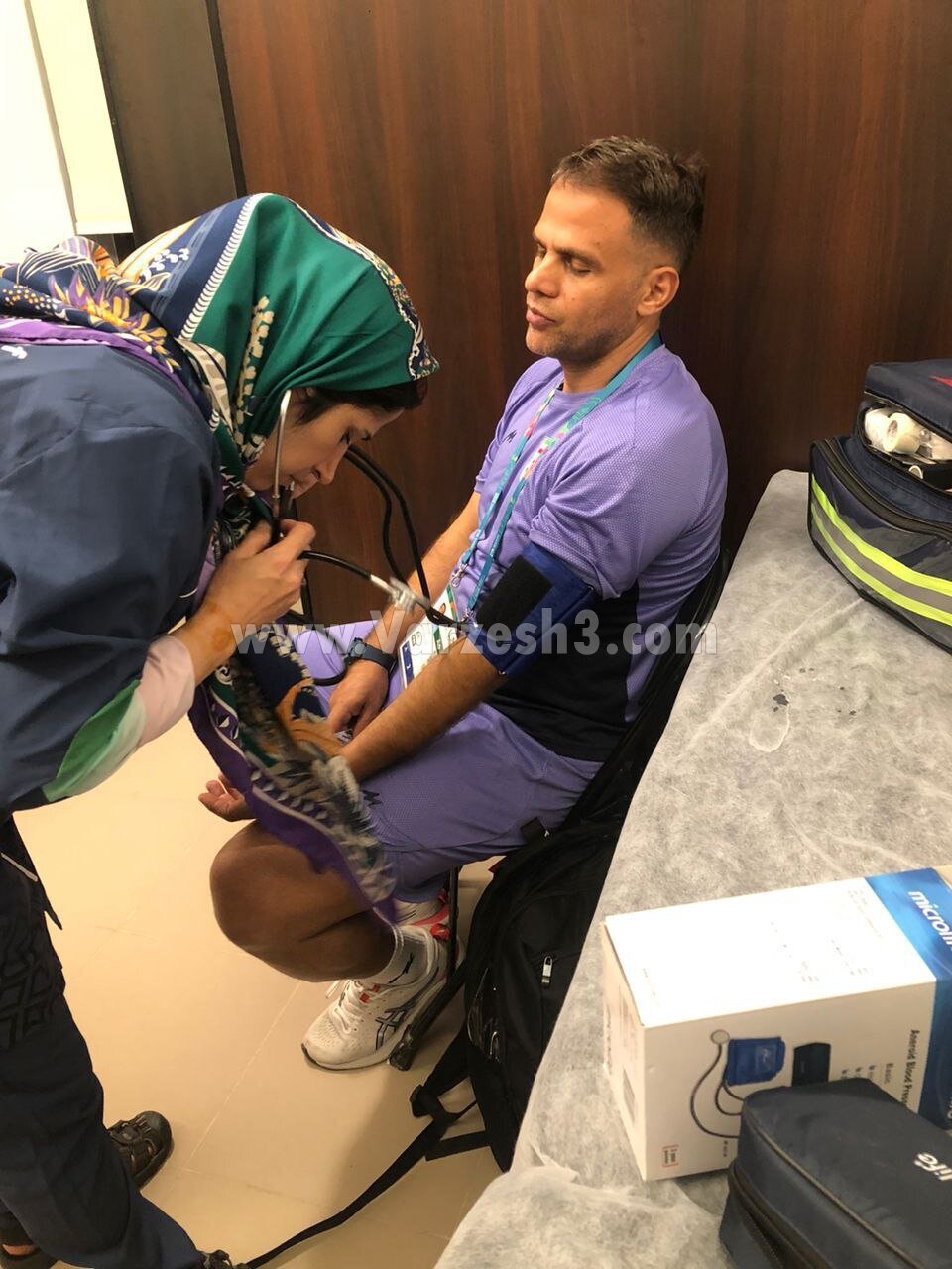 اتفاق دردناک برای ورزشکاران/ گاز گرفتگی وحید شمسایی و دستیارانش در عربستان+ عکس