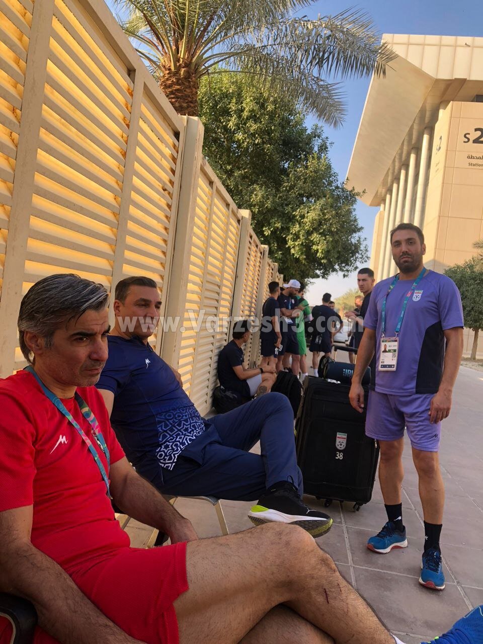 اتفاق دردناک برای ورزشکاران/ گاز گرفتگی وحید شمسایی و دستیارانش در عربستان+ عکس