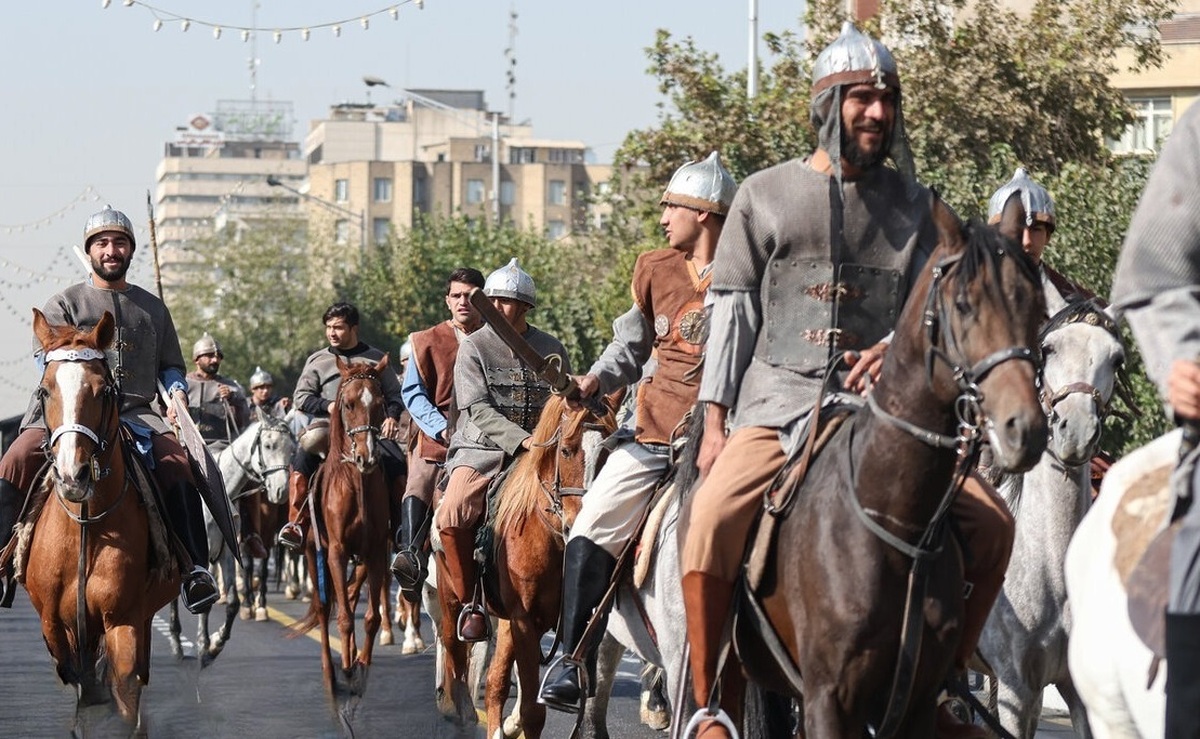 رژه سربازان هخامنشی در خیابان انقلاب تهران + تصاویر