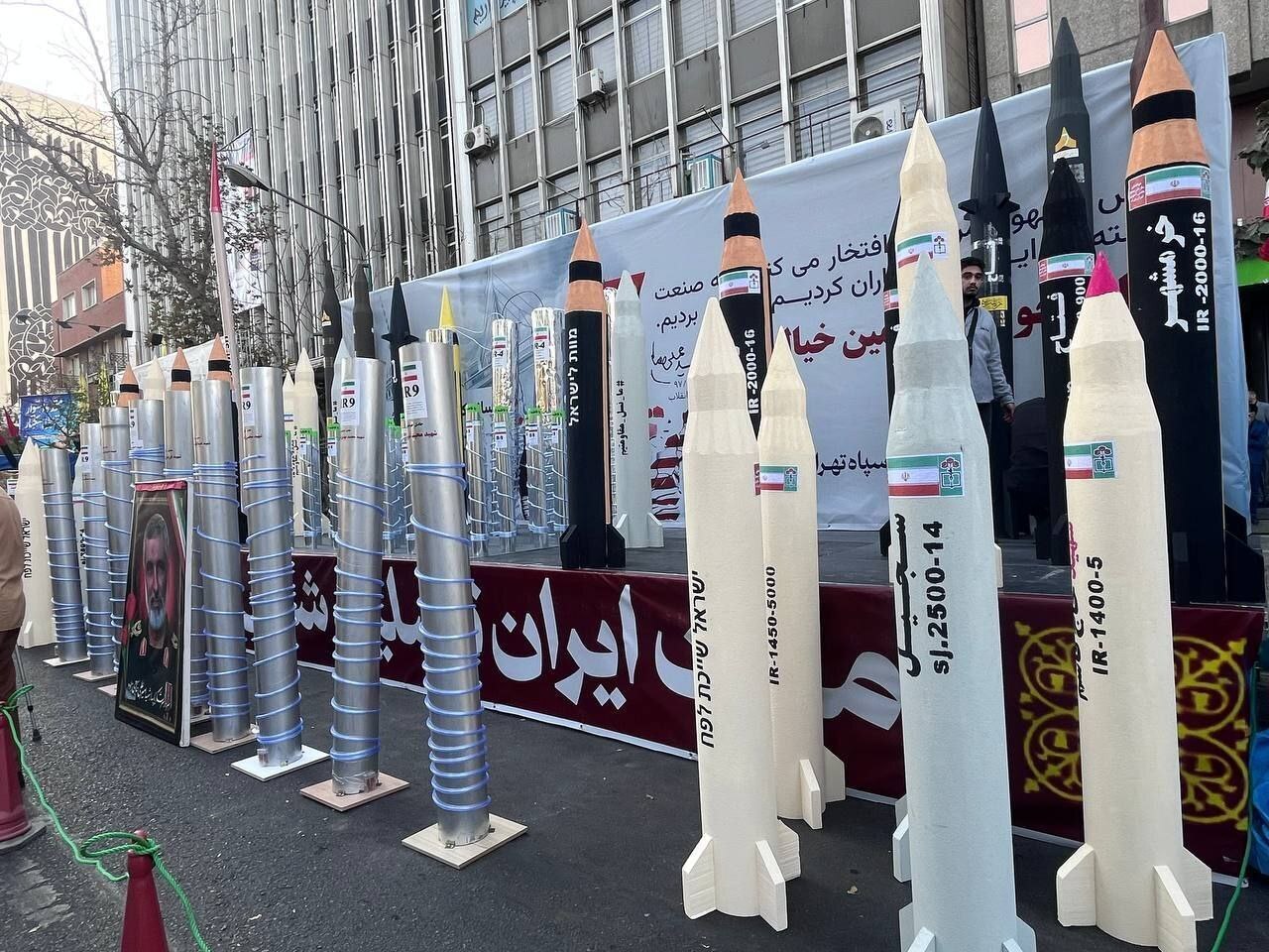 ۱۳ آبان، سالگرد تسخیر لانه جاسوسی/ خودنمایی موشک و سانتریفیوژ در خیابان+ عکس