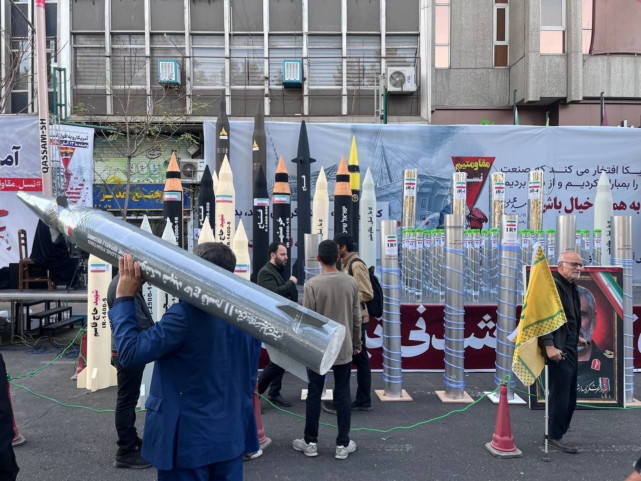 ۱۳ آبان، سالگرد تسخیر لانه جاسوسی/ خودنمایی موشک و سانتریفیوژ در خیابان+ عکس