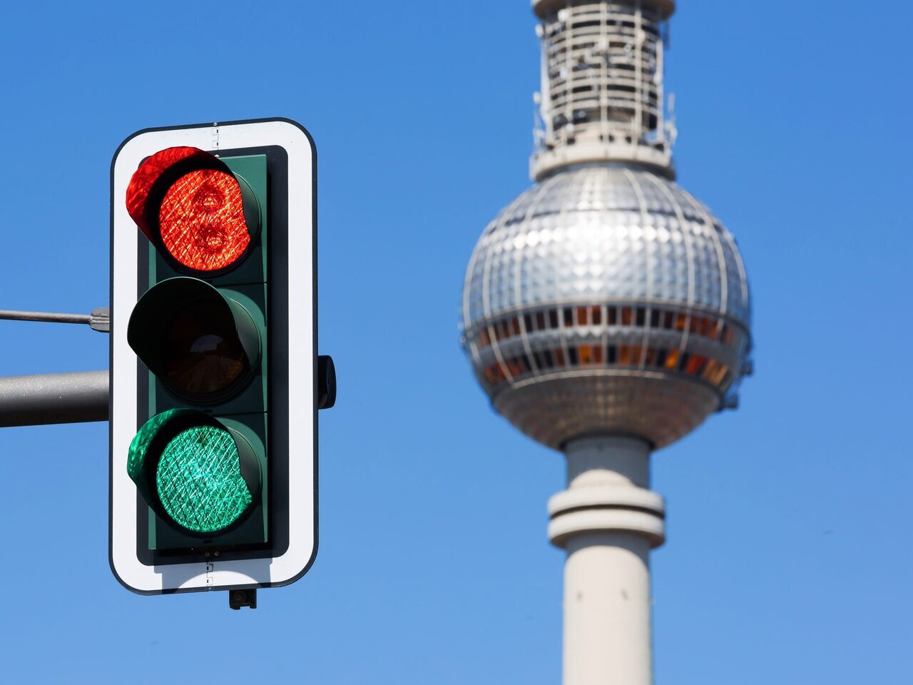 چراغ قرمز ۴ رنگه می‌شود/ طراحی جدید با رنگ سفید! + عکس