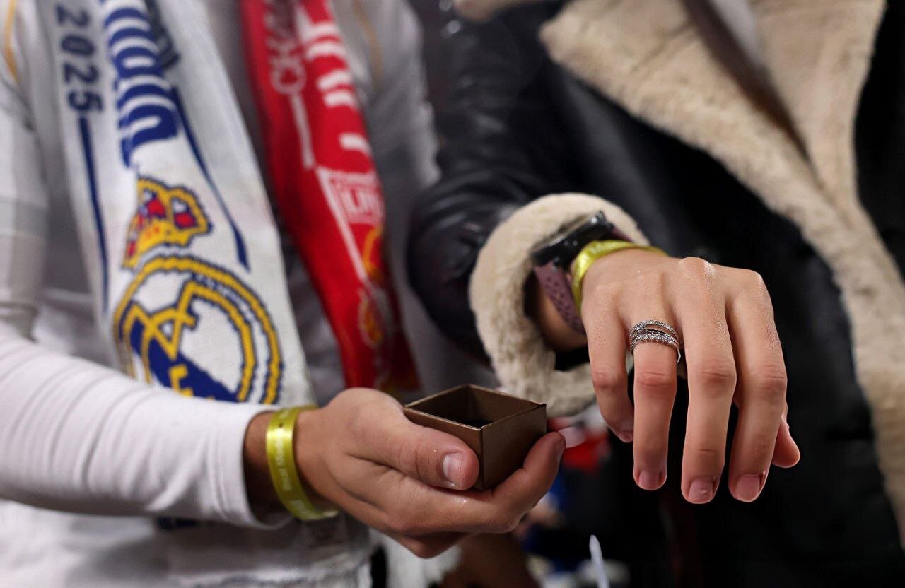 صحنه‌ای عجیب در بازی رئال مادرید - لیورپول / خواستگاری در حساس‌ترین بازی لیگ قهرمانان + تصاویر