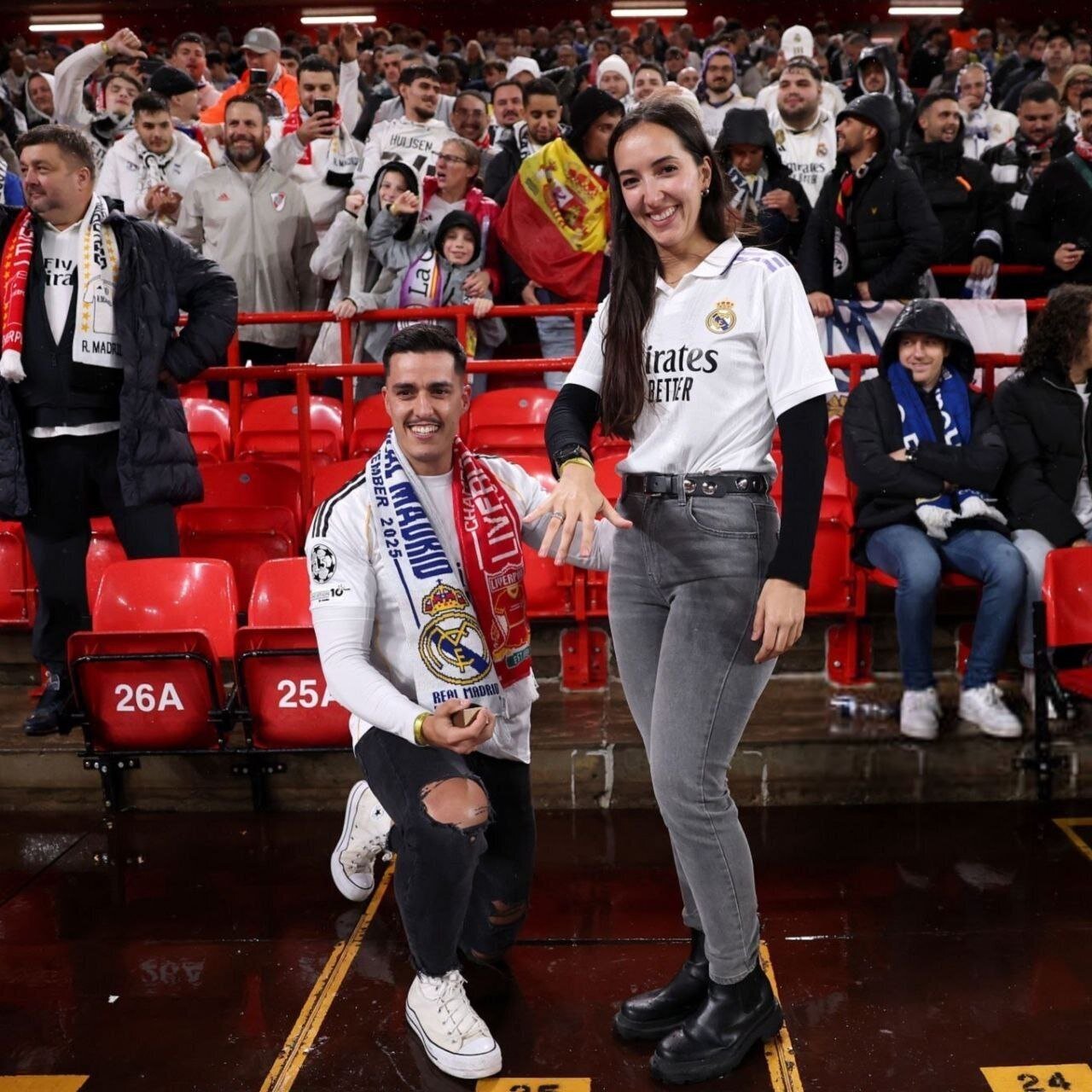 صحنه‌ای عجیب در بازی رئال مادرید - لیورپول / خواستگاری در حساس‌ترین بازی لیگ قهرمانان + تصاویر