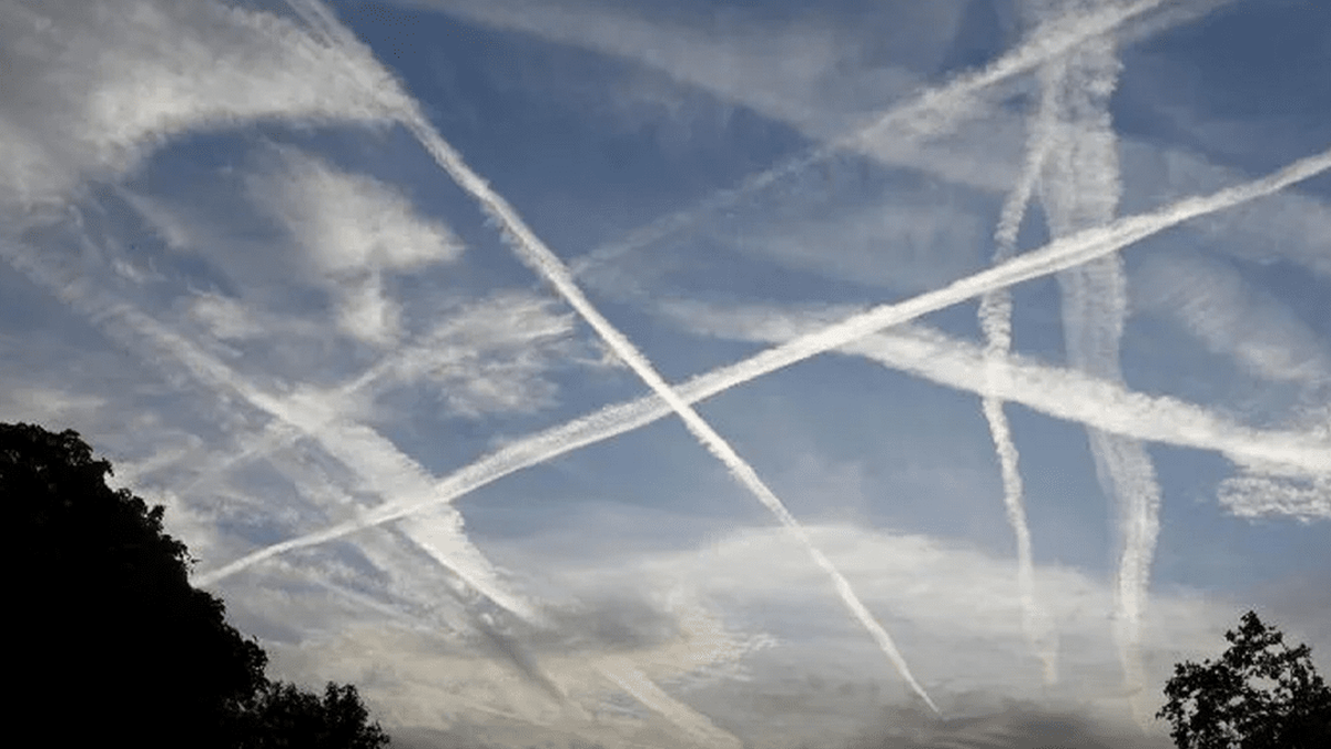 مشاهده خط‌های سفید مشکوک در آسمان شهرهای ایران / ماجرا چیست؟