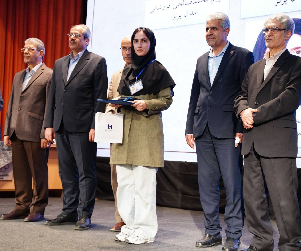 تجلیل بانک صادرات ایران از ۶۷ دانشجوی نخبه المپیادی کشور تجلیل بانک صادرات ایران از ۶۷ دانشجوی نخبه المپیادی کشور