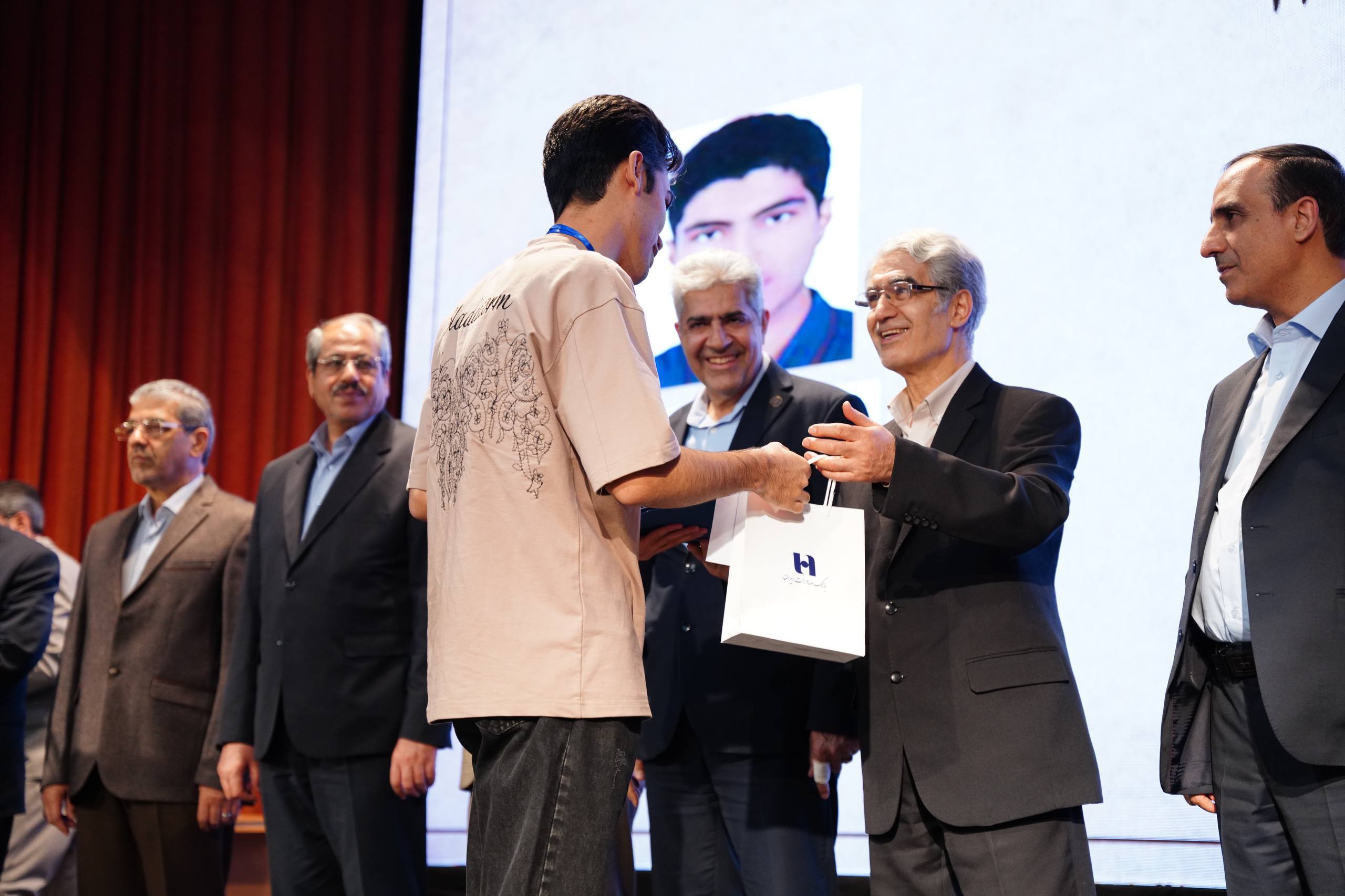 تجلیل بانک صادرات ایران از ۶۷ دانشجوی نخبه المپیادی کشور تجلیل بانک صادرات ایران از ۶۷ دانشجوی نخبه المپیادی کشور