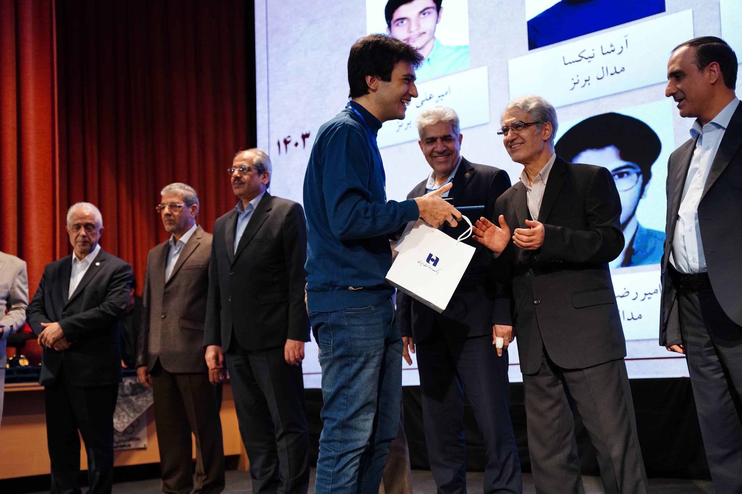 تجلیل بانک صادرات ایران از ۶۷ دانشجوی نخبه المپیادی کشور تجلیل بانک صادرات ایران از ۶۷ دانشجوی نخبه المپیادی کشور