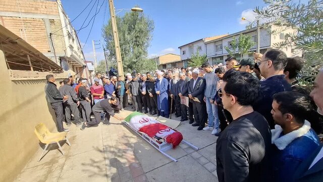 صابر کاظمی در میان اندوه مردم تا خانه ابدی بدرقه شد صابر کاظمی در میان اندوه مردم تا خانه ابدی بدرقه شد